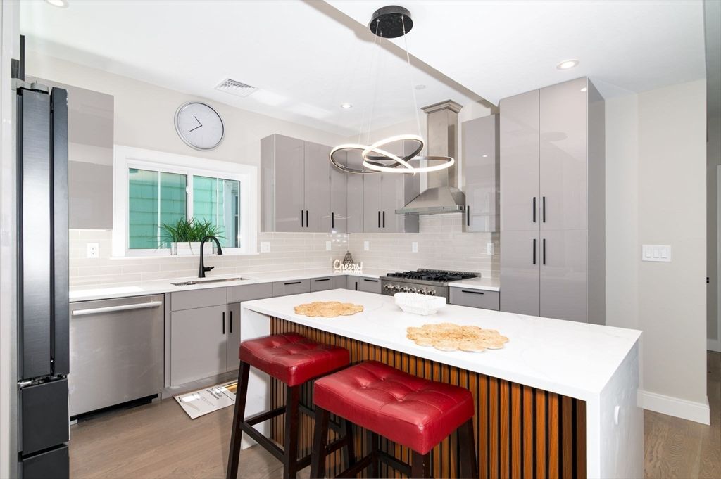 13 Arlington St B, Somerville, MA 02145