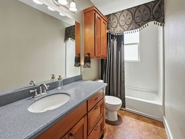 1002 Hoylake Court, Ennis, TX 75119