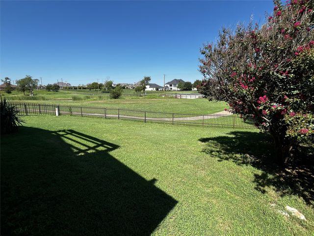 1002 Hoylake Court, Ennis, TX 75119