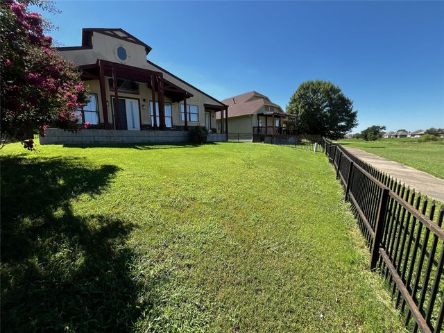 1002 Hoylake Court, Ennis, TX 75119