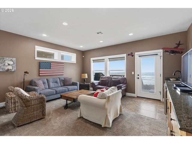 1233 Sw COAST Ave, Lincoln City, OR 97367