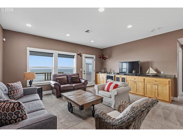 1233 Sw COAST Ave, Lincoln City, OR 97367