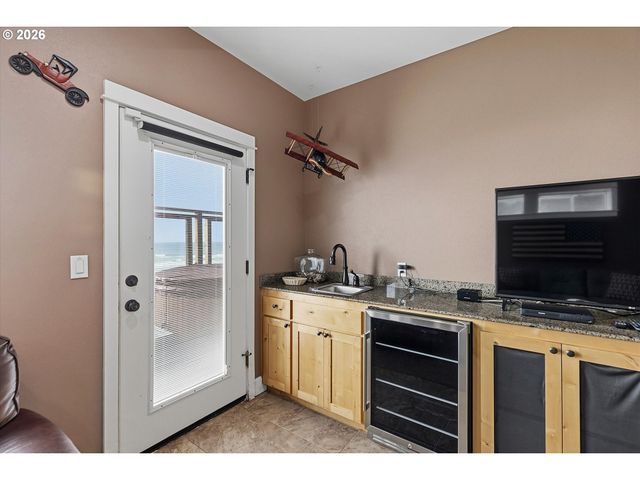 1233 Sw COAST Ave, Lincoln City, OR 97367