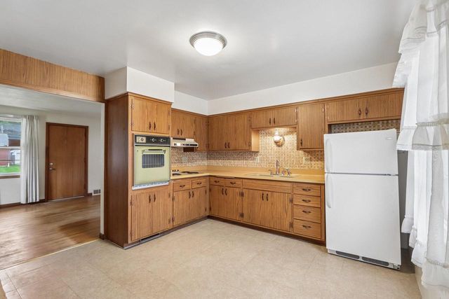 2606 Eisenhower DRIVE, Racine, WI 53405