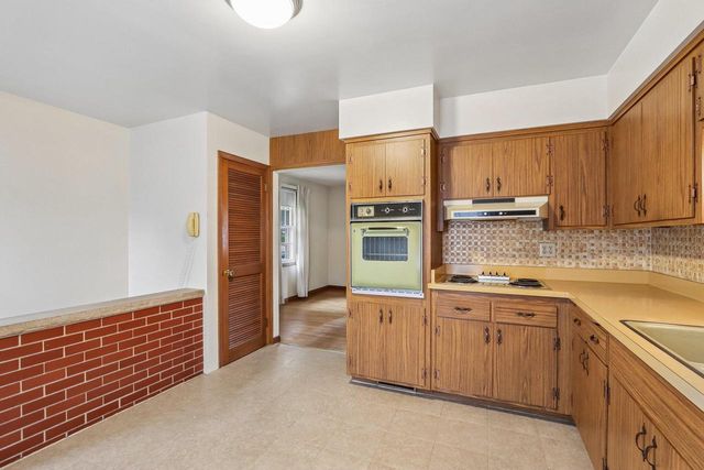 2606 Eisenhower DRIVE, Racine, WI 53405