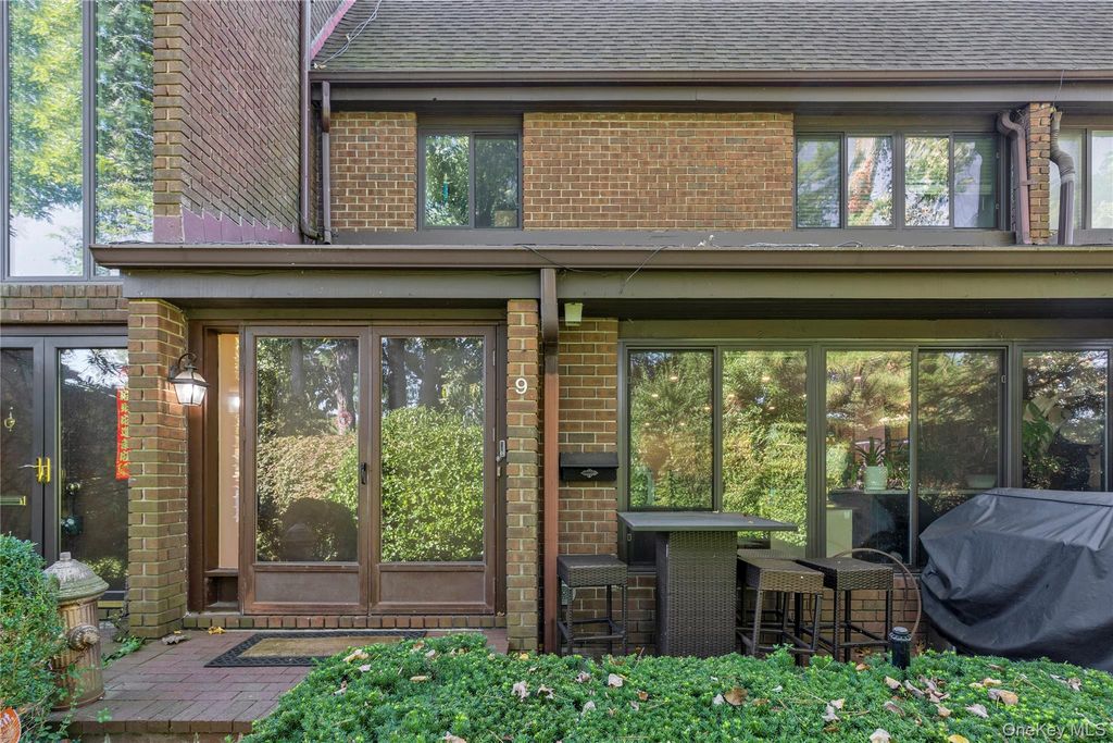 9 Squirrel Hill 231, Roslyn, NY 11576