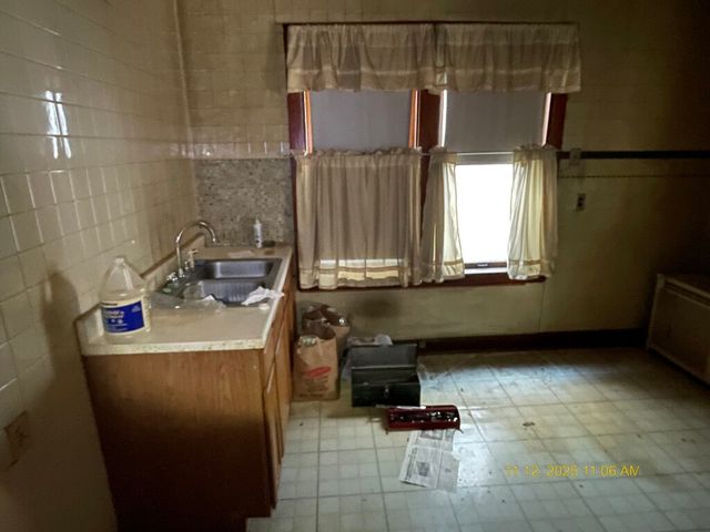 8148 S Brandon Avenue, Chicago, IL 60617