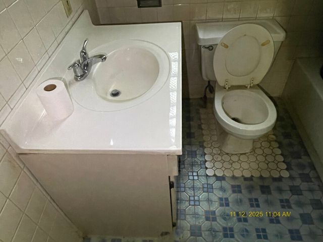 8148 S Brandon Avenue, Chicago, IL 60617