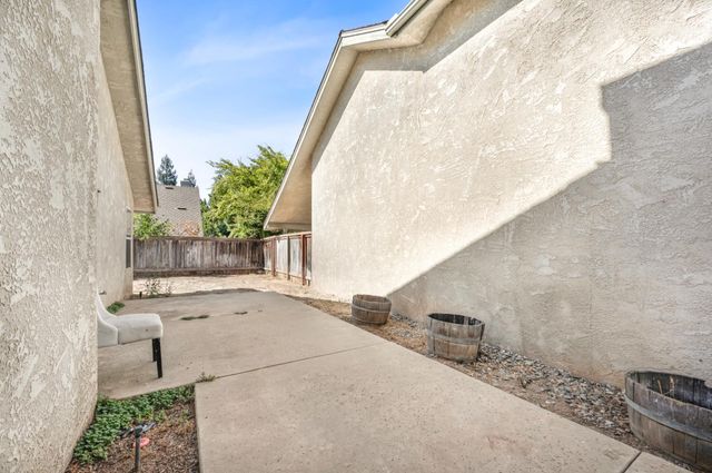 9128 N Stoneridge Lane, Fresno, CA 93720