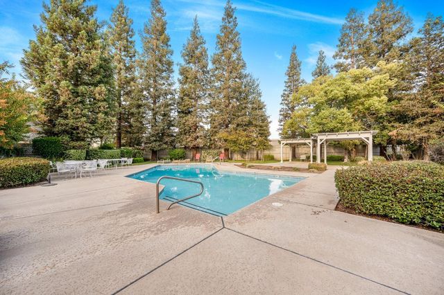 9128 N Stoneridge Lane, Fresno, CA 93720