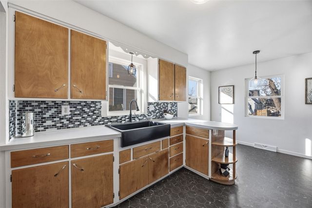 929 21st Avenue SW, Cedar Rapids, IA 52404