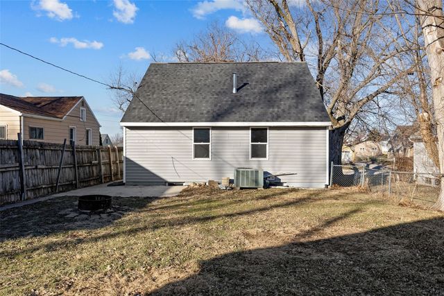 929 21st Avenue SW, Cedar Rapids, IA 52404