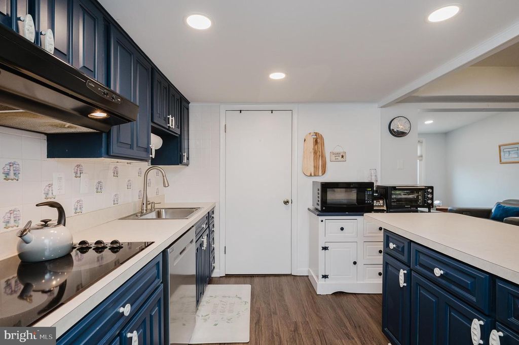 Image 18 of property listing at 696 SHORE DR, Joppa, MD 21085