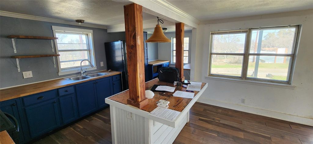 504 W Luce ST, Llano, TX 78643