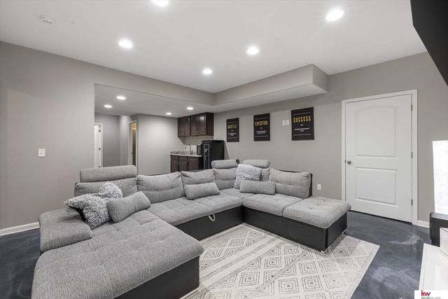 9407 S 27th Street, Bellevue, NE 68147