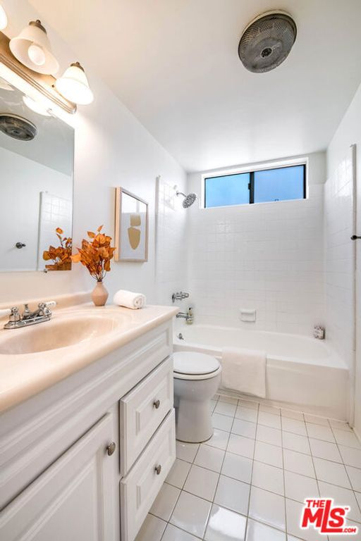 Image 14 of property listing at 2249 20th Street 3, Santa Monica, CA 90405