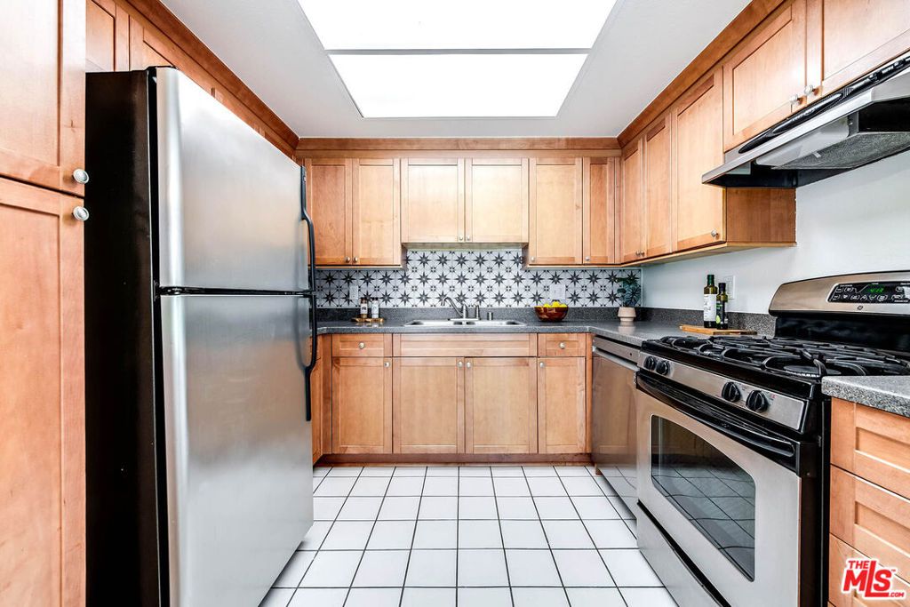 Image 9 of property listing at 2249 20th Street 3, Santa Monica, CA 90405