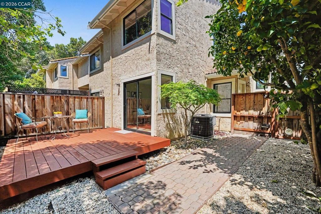 Image 16 of property listing at 2042 Lost Lake Pl, Martinez, CA 94553