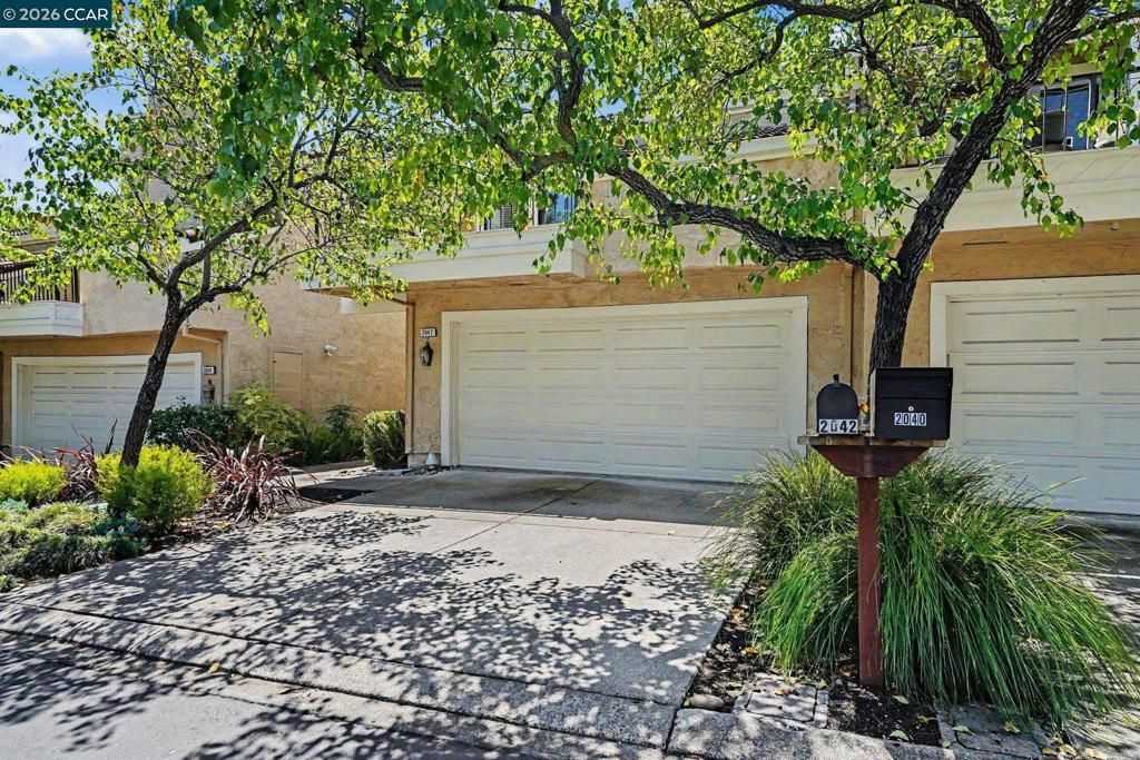 Image 2 of property listing at 2042 Lost Lake Pl, Martinez, CA 94553