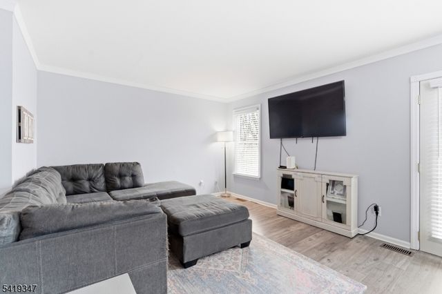 20 Pond Ct, Hillsborough Twp., NJ 08844