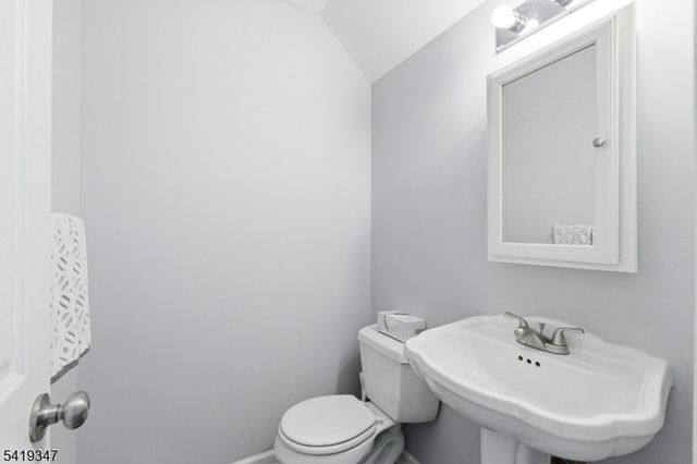 20 Pond Ct, Hillsborough Twp., NJ 08844