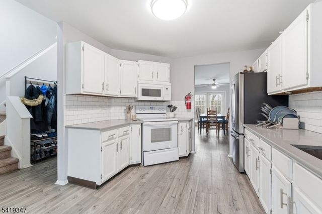 20 Pond Ct, Hillsborough Twp., NJ 08844