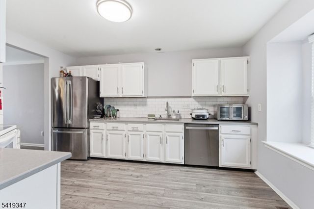 20 Pond Ct, Hillsborough Twp., NJ 08844