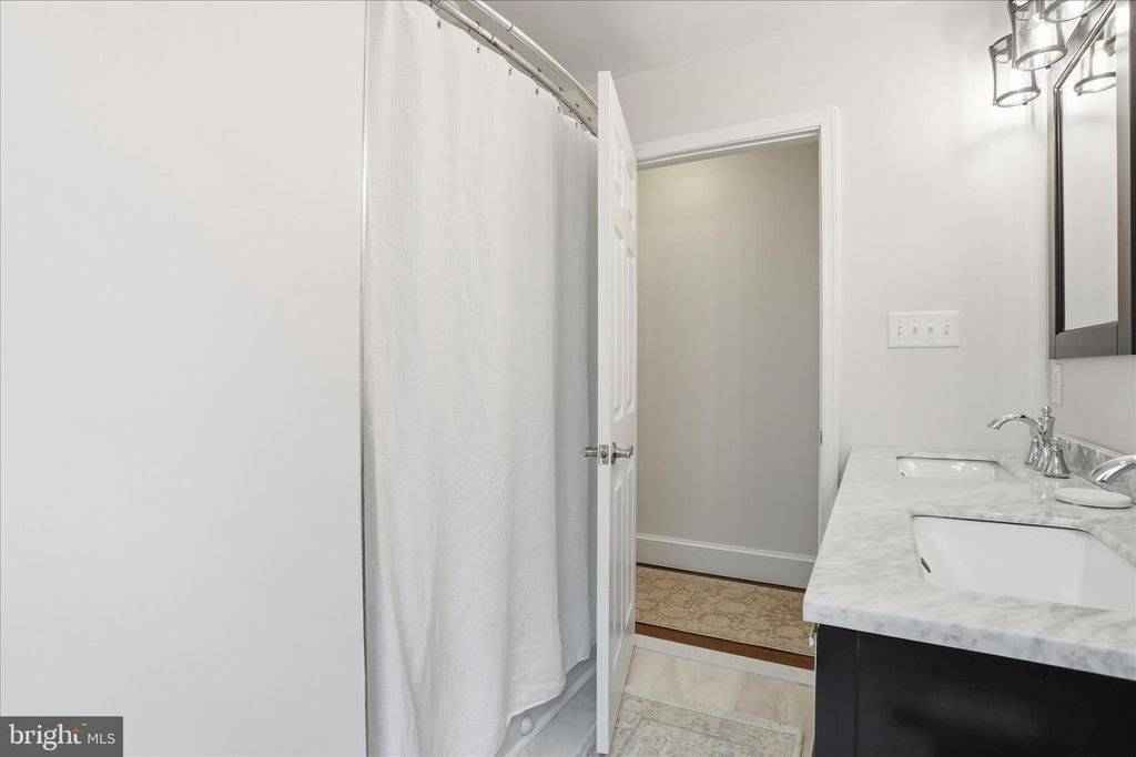 Image 20 of property listing at 724 N MARKET ST, Frederick, MD 21701