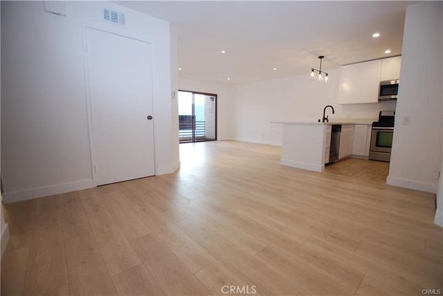 6820 Remmet, Canoga Park, CA 91303