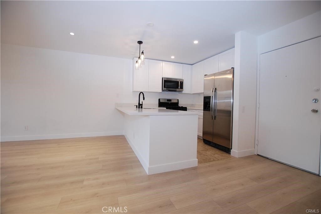 6820 Remmet, Canoga Park, CA 91303
