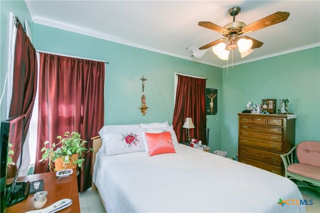 1404 E Warren Avenue, Victoria, TX 77901