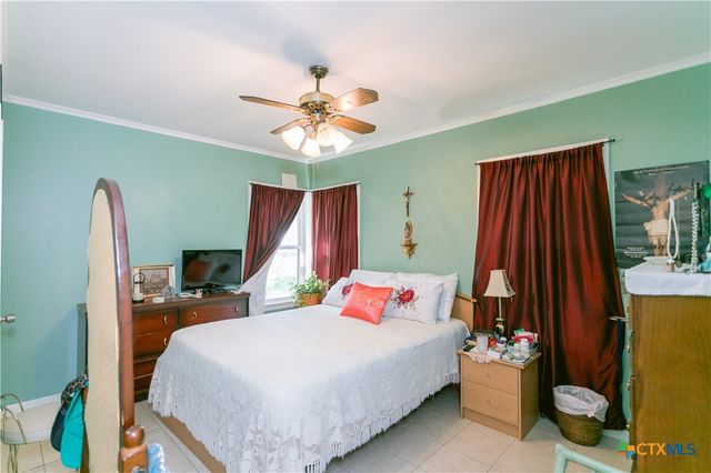 1404 E Warren Avenue, Victoria, TX 77901