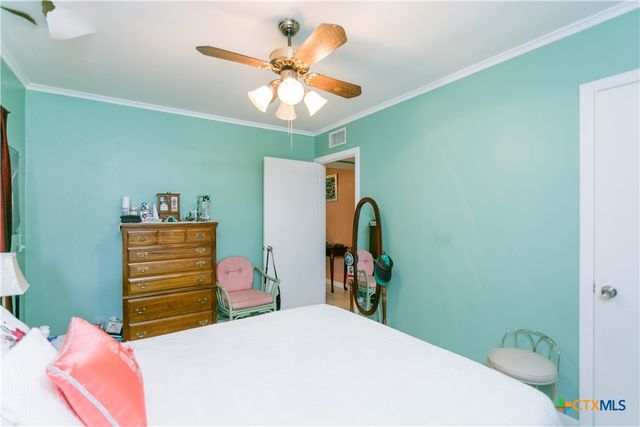 1404 E Warren Avenue, Victoria, TX 77901