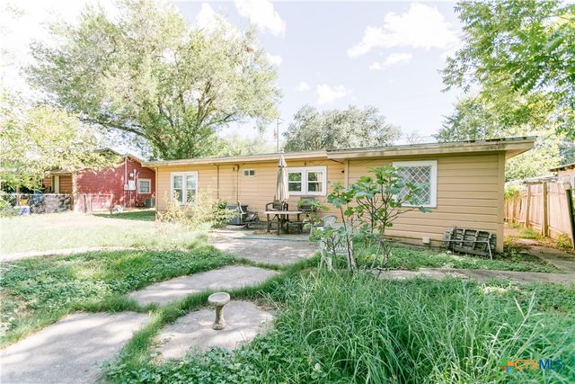 1404 E Warren Avenue, Victoria, TX 77901