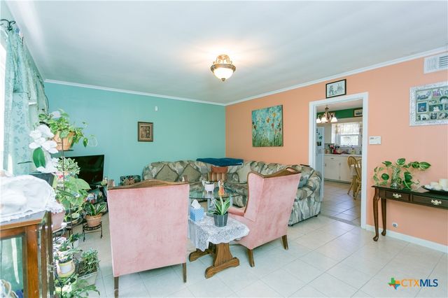 1404 E Warren Avenue, Victoria, TX 77901