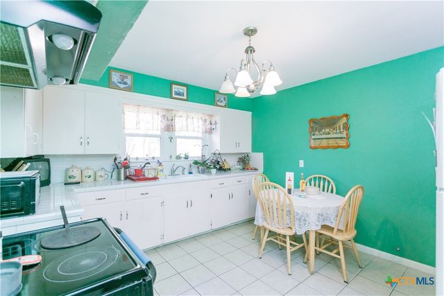 1404 E Warren Avenue, Victoria, TX 77901