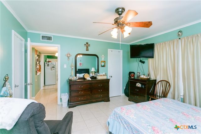 1404 E Warren Avenue, Victoria, TX 77901