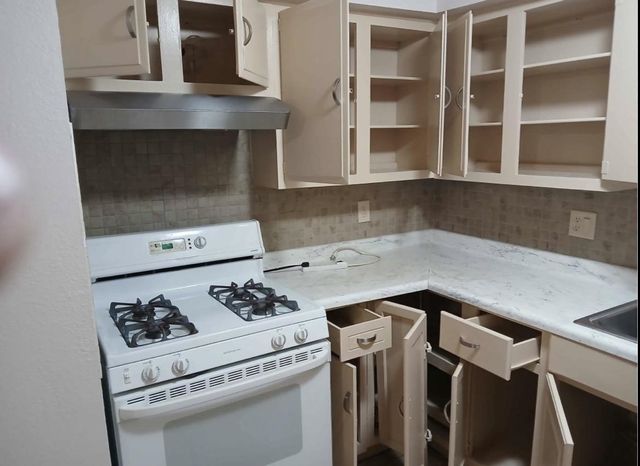 2516 W Carroll Avenue, Oak Creek, WI 53154