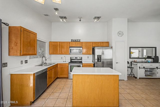 2863 W MURIEL Drive, Phoenix, AZ 85053