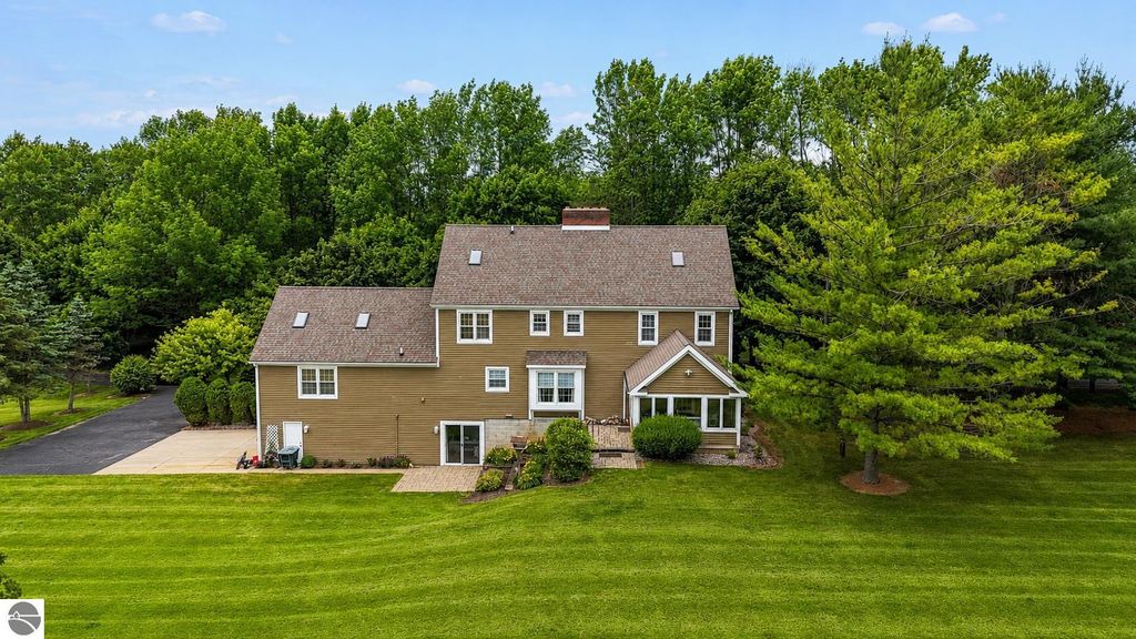 Image 2 of property listing at 608 E Bluegrass Road, Mt Pleasant, MI 48858