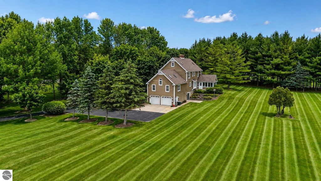Image 3 of property listing at 608 E Bluegrass Road, Mt Pleasant, MI 48858