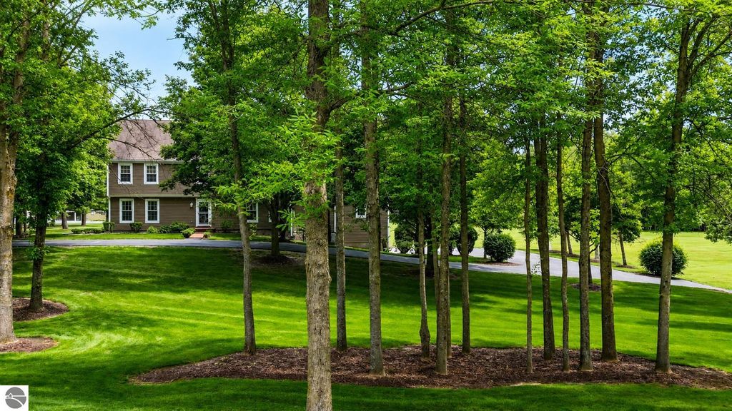 Image 4 of property listing at 608 E Bluegrass Road, Mt Pleasant, MI 48858