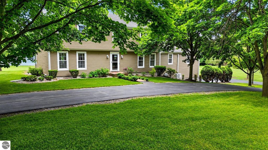 Image 5 of property listing at 608 E Bluegrass Road, Mt Pleasant, MI 48858