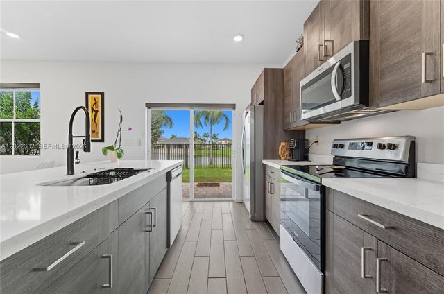 805 SE 18th St 805, Homestead, FL 33034
