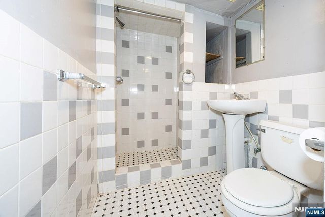 26 Kearney Street, Lyndhurst, NJ 07071