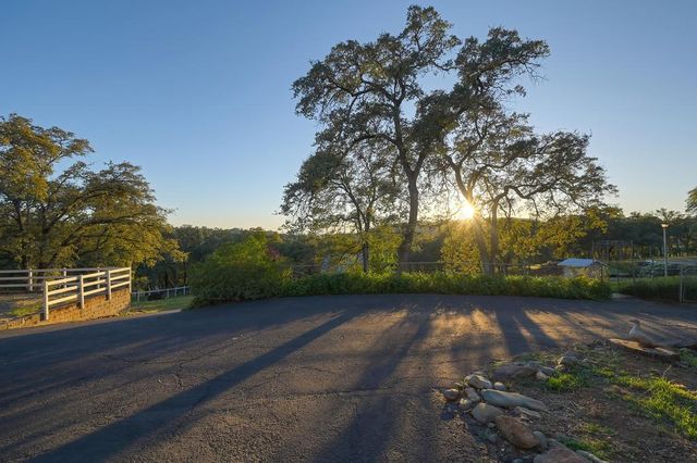 4956 Bell Rd, Auburn, CA 95602
