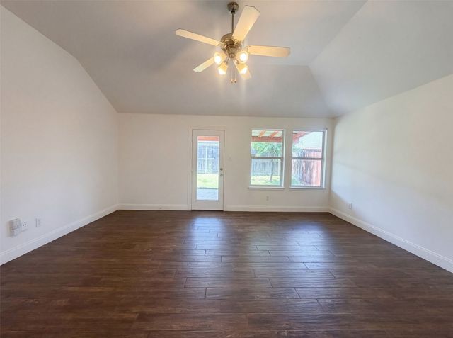 2563 Taos Drive, Grand Prairie, TX 75051