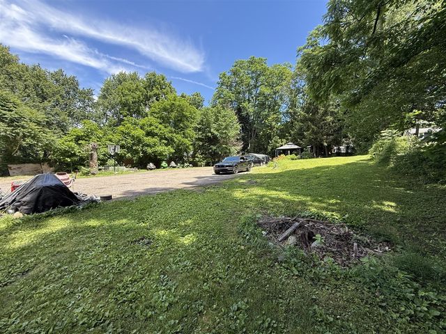 841 N Waterloo Avenue, Jackson, MI 49202