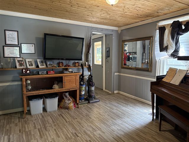 841 N Waterloo Avenue, Jackson, MI 49202