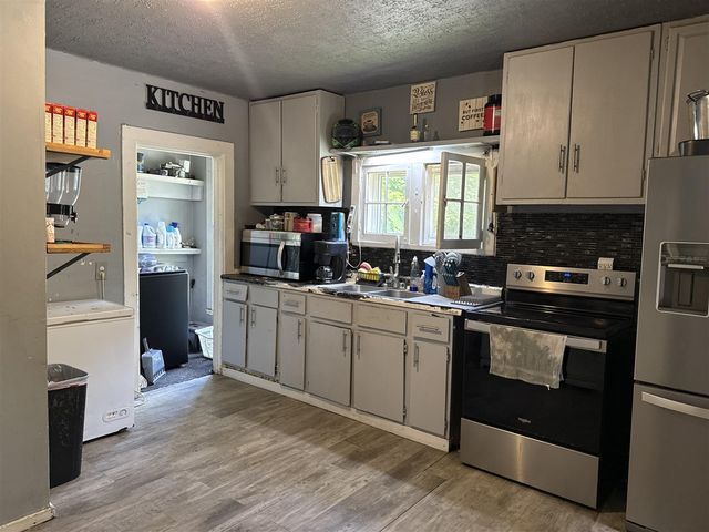 841 N Waterloo Avenue, Jackson, MI 49202